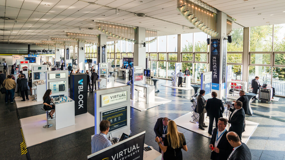 Foyer der Rheingoldhalle mit Blick auf den Rhein