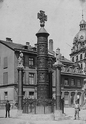 The nail column around 1916