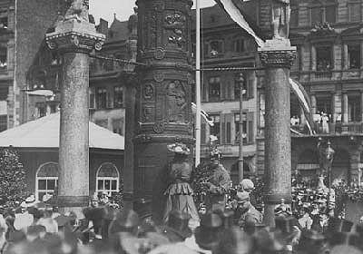 Archduchess Eleonore hammering a nail into the column at the inauguration in 1916.