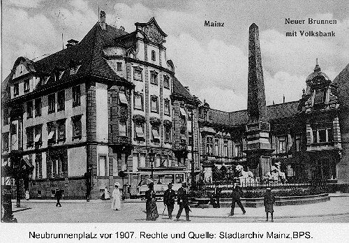 Der Brunnen 1907 umrahmt von den Prunkfassaden Mainzer Volksbank u. Casino