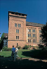 Erzak dergisi 2004 yılından itibaren konut ve müze binası olarak kullanılacak.