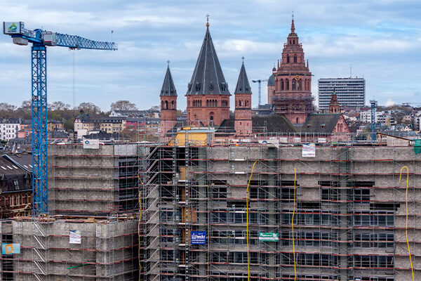 Rathaus-Baustelle mit Kran und Gerüst im Vordergrund, im Hintergrund der Dom.