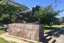 Bildergalerie Rheinufergalerie Tiger von Philipp Harth (1936) Auf die großformatige Arbeit folgt in Richtung Malakoff-Terrasse der "Schreitende Tiger" (1936) des gebürtigen Mainzer Künstlers Philipp Harth.