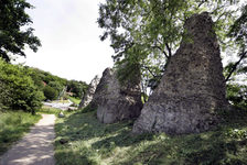 Bildergalerie Römersteine Römersteine im Zahlbachtal Mit Hilfe eines Aquädukts wurde das römische Legionslager auf dem Kästrich mit frischem Quellwasser aus Mainz-Finthen ("ad fontes") versorgt. Die Römersteine sind die verbliebenen Zeugen der antiken Wasserleitung, der höchsten nördlich der Alpen.