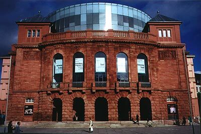 Das Theater nach der Sanierung mit dem neuem Glaszylinder