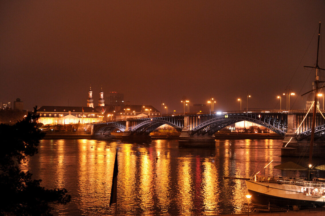 Theodor Heuss Bridge at night
