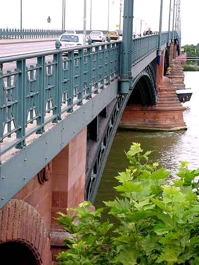 The Theodor Heuss Bridge after the general renovation from 1991 to 1995.