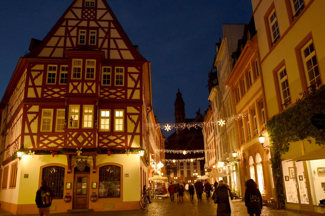 Festlich geschmückte Augustinerstraße mit Blick auf den Westturm des Doms