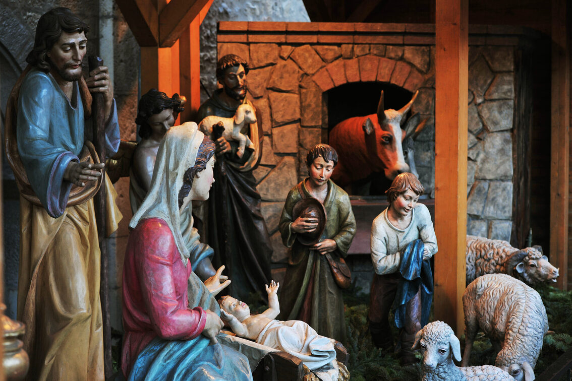 Vor der Gotthardkapelle beeindrucken die handgeschnitzten Krippenfiguten