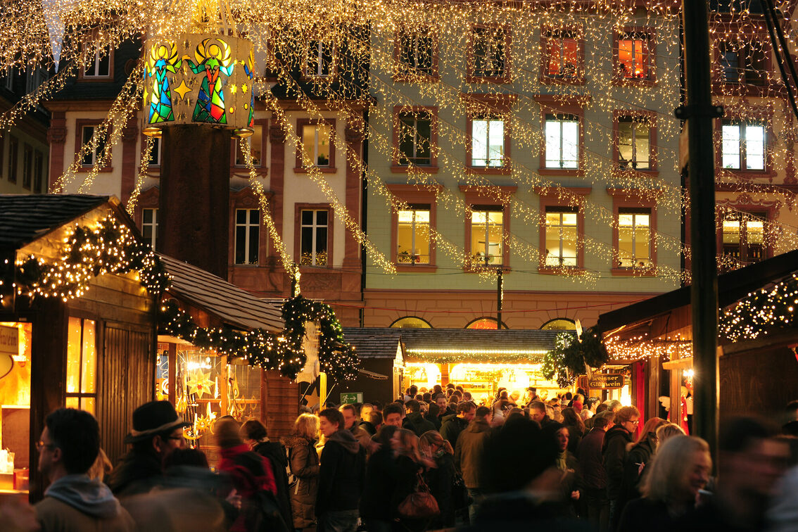 Besucherinnen und Besucher an den Buden auf dem Marktplatz