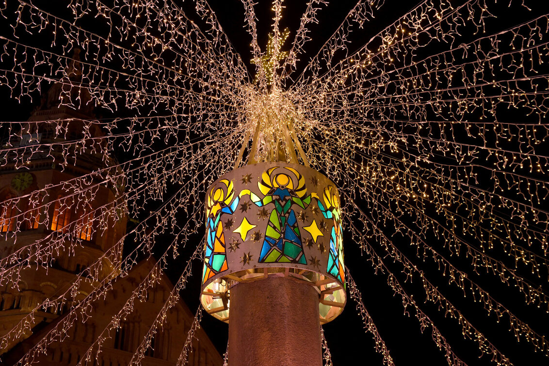 Heunensäule im Festgewand, dahinter der Dom