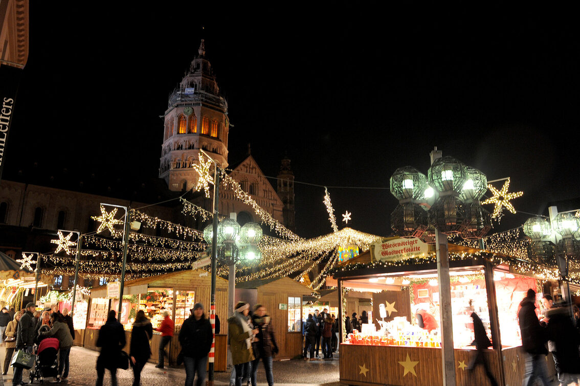 Besucherinnen und Besucher auf dem Marktplatz