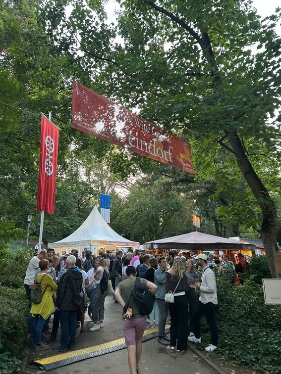 Weinstände mit Besucher:innen des Weinmarkts