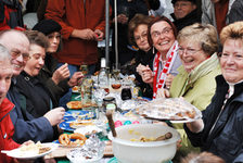 Bildergalerie Wochenmarkt Besucher des Marktfrühstücks Ein Samstagmorgen beim Marktfrühstück der Mainzer Winzer ist eine gesellige Angelegenheit
