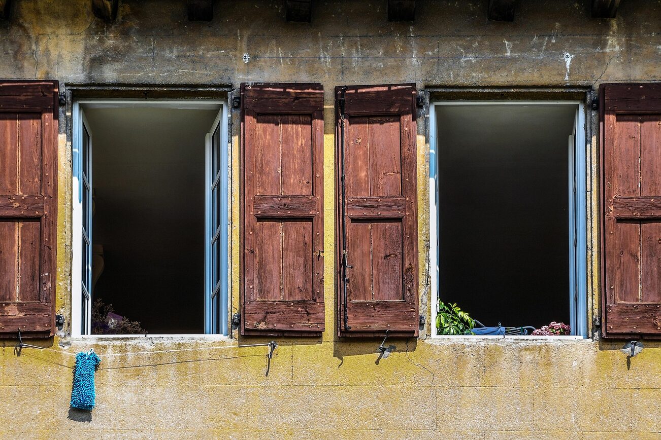 Zum Lüften weit geöffnete Fenster