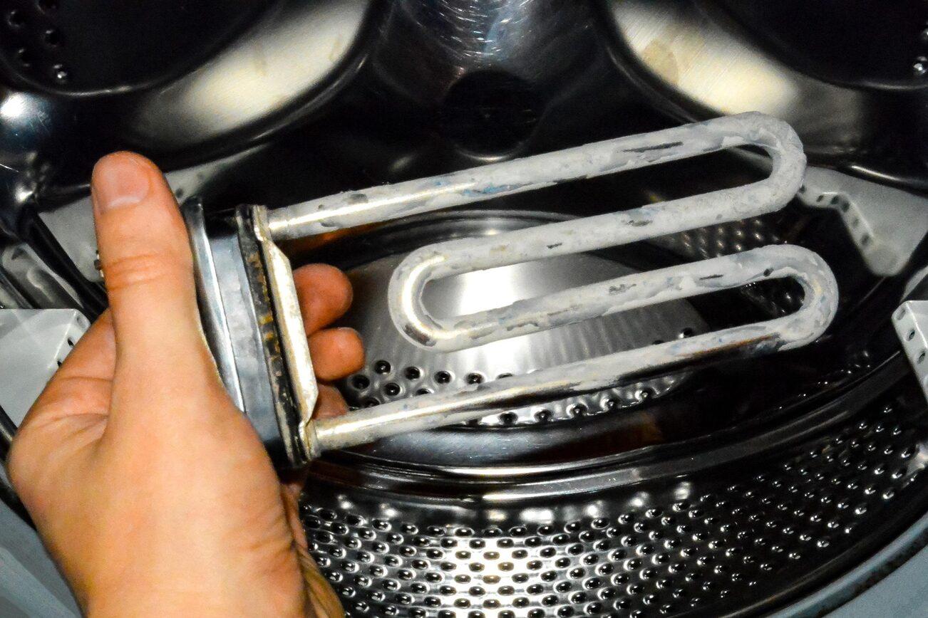 Verkalkter Heizstab einer Waschmaschine