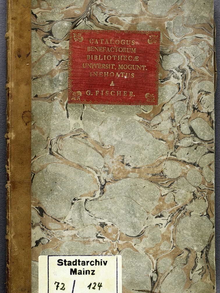 Altes Buch mit marmoriertem Einband, Buchrücken aus Leder.