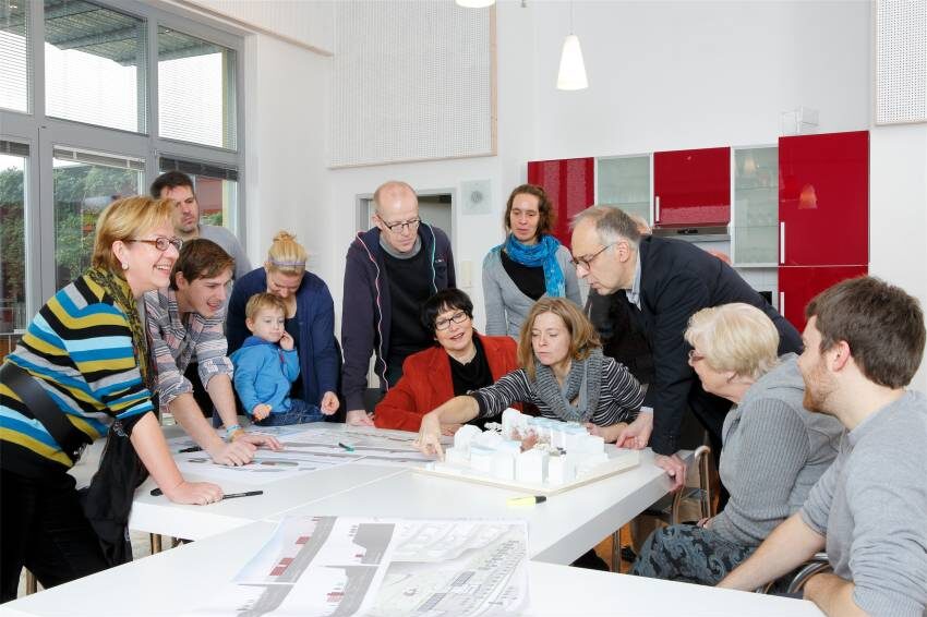 Building community under discussion