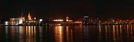 Beleuchtete Stadtsilhouette bei Nacht
