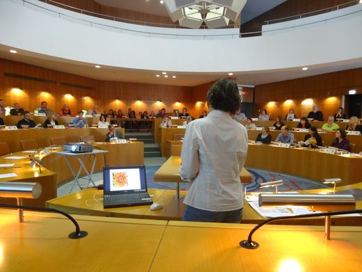 Gut 80 Personen informierten sich im Rathaus beim Vortrag von Anette Diehl vom Frauennotruf Mainz über sexuelle Belästigung am Arbeitsplatz.