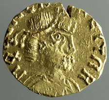 Alte goldene Münze, in der Mitte ein Brustbild.