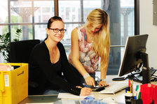 Mitarbeiterinnen in einem Büro im Rathaus