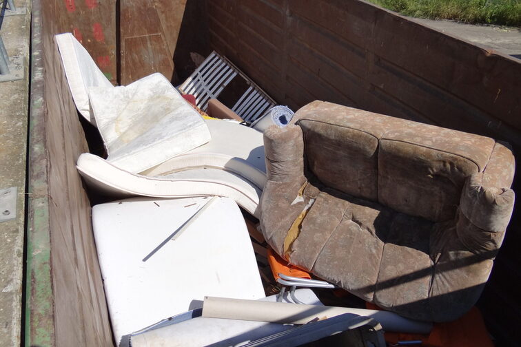 Sperrmuell im Container