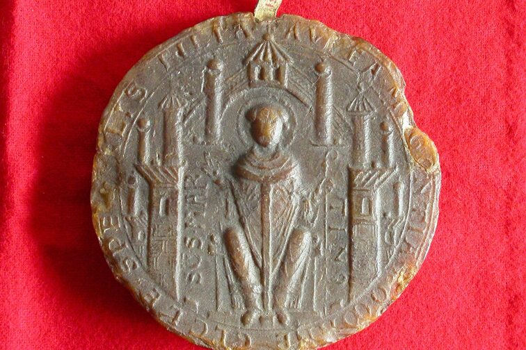 Braunes Wachssiegel mit sitzendem Heiligem Martin in der Mitte.