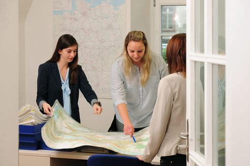 Mitarbeiterinnen in einem Büro auf der Zitadelle
