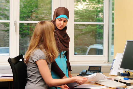 Mitarbeiterinnen in einem Büro auf der Zitadelle