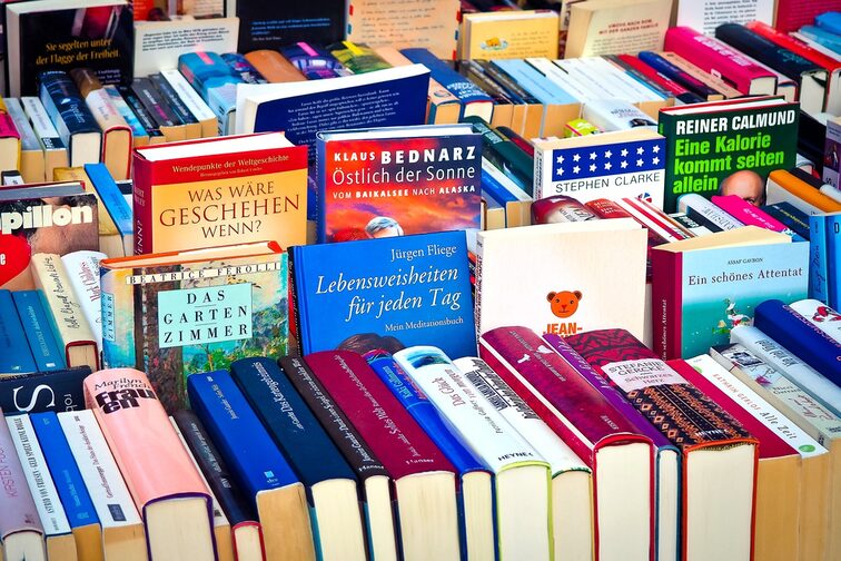 Libros usados en una mesa de ventas