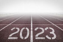 Foto von Laufbahn auf welche die Zahl 2023 geschrieben ist