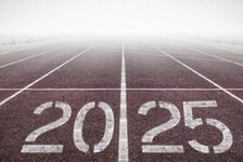 Foto von Laufbahn auf welche die Zahl 2024 geschrieben ist