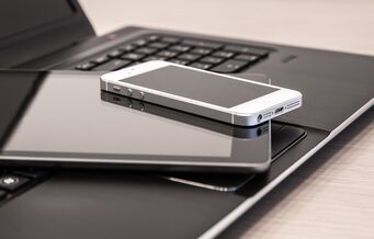 Smartphone, Tablet und Laptop auf einem Tisch
