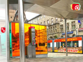 Bunte Glasverkleidung der Toilettenanlage am Münsterplatz