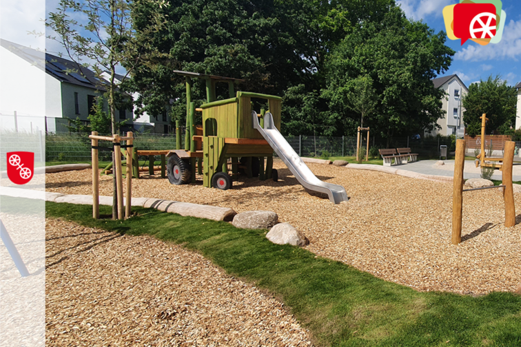 Foto vom Spielplatz mit Heuwagengerüst und Rutsche