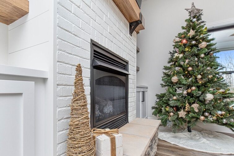 Schlichtes Wohnzimmer mit Weihnachtsbaum