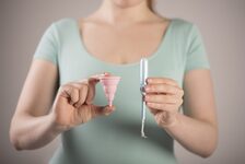 Frau mit unterschiedlichen Menstruationsprodukten