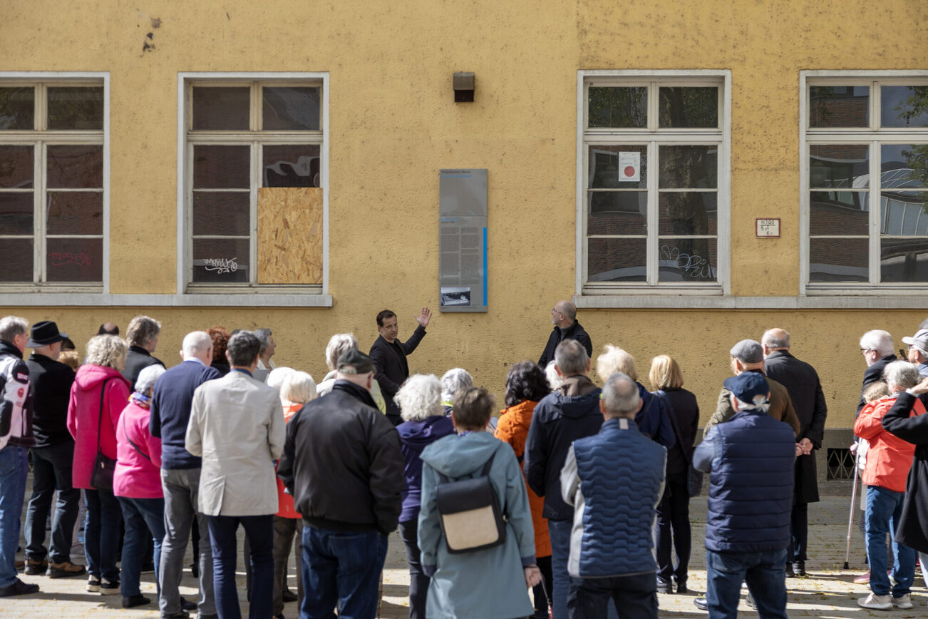 Einweihung der Tafel Historisches Mainz zur Neutorschule