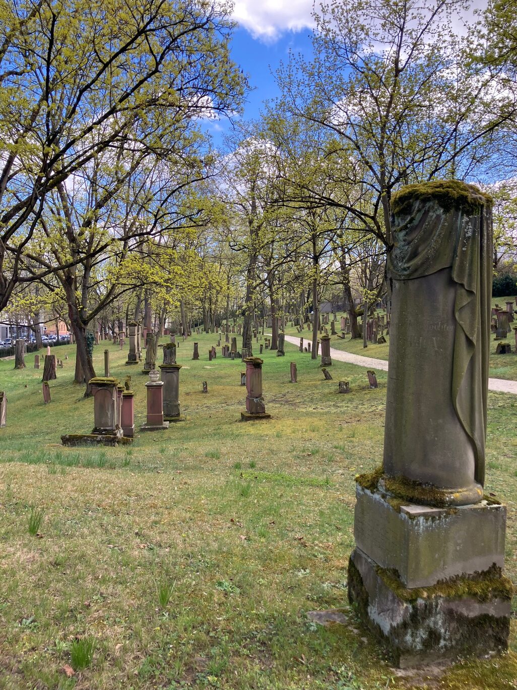 Pierres tombales du vieux cimetière juif de Mayence