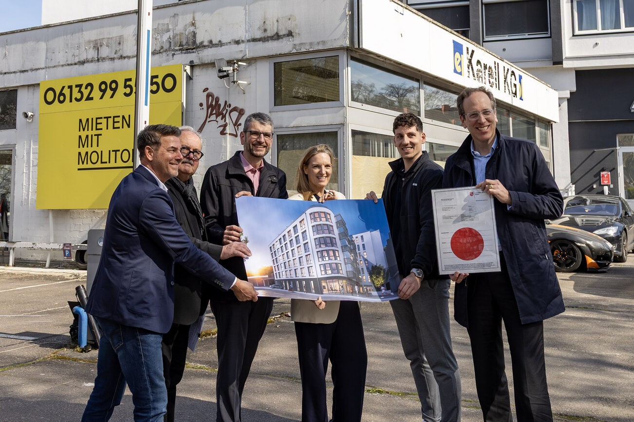 Handover of the building permit for the Cosmo building in Saarstrasse