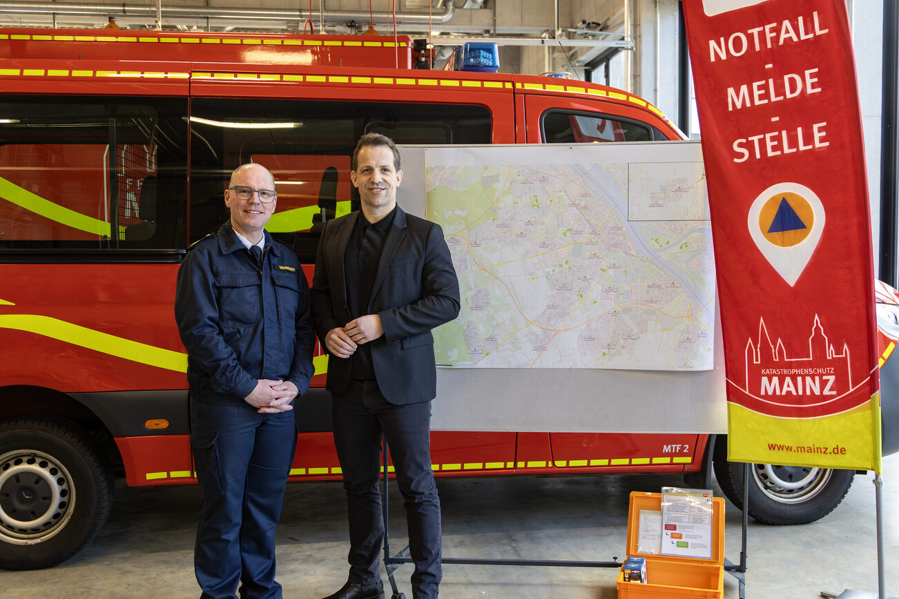 Burmistrz Nino Haase (po lewej) i Stefan Behrendt (po prawej) przed mobilnym centrum powiadamiania ratunkowego