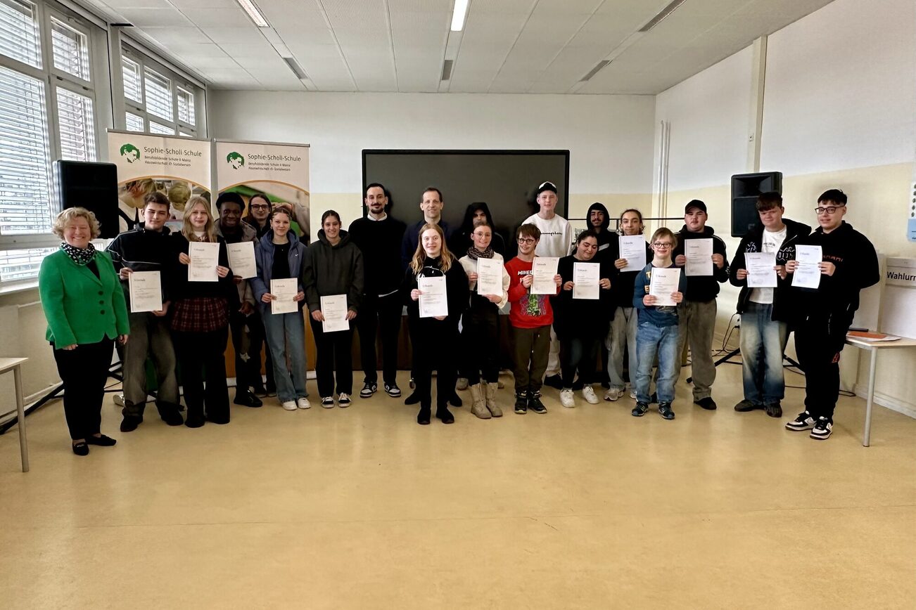 تلاميذ الدفعة الثانية من برنامج BBS 2 يحصلون على شهادات تقديراً لالتزامهم. العمدة نينو هاس في الخلفية