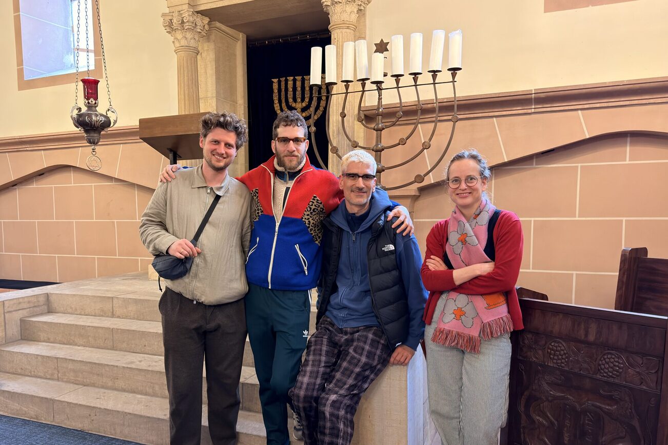 Die diesjährigen Stipendiat:innen von SchUM-Artist in Residence in der Wormser Synagoge, v.l.n.r.: Raphaël Fischer-Dieskau, Adam Kalderon (Begleitung Roy Efrat), Roy Efrat, Atalya Laufer.
