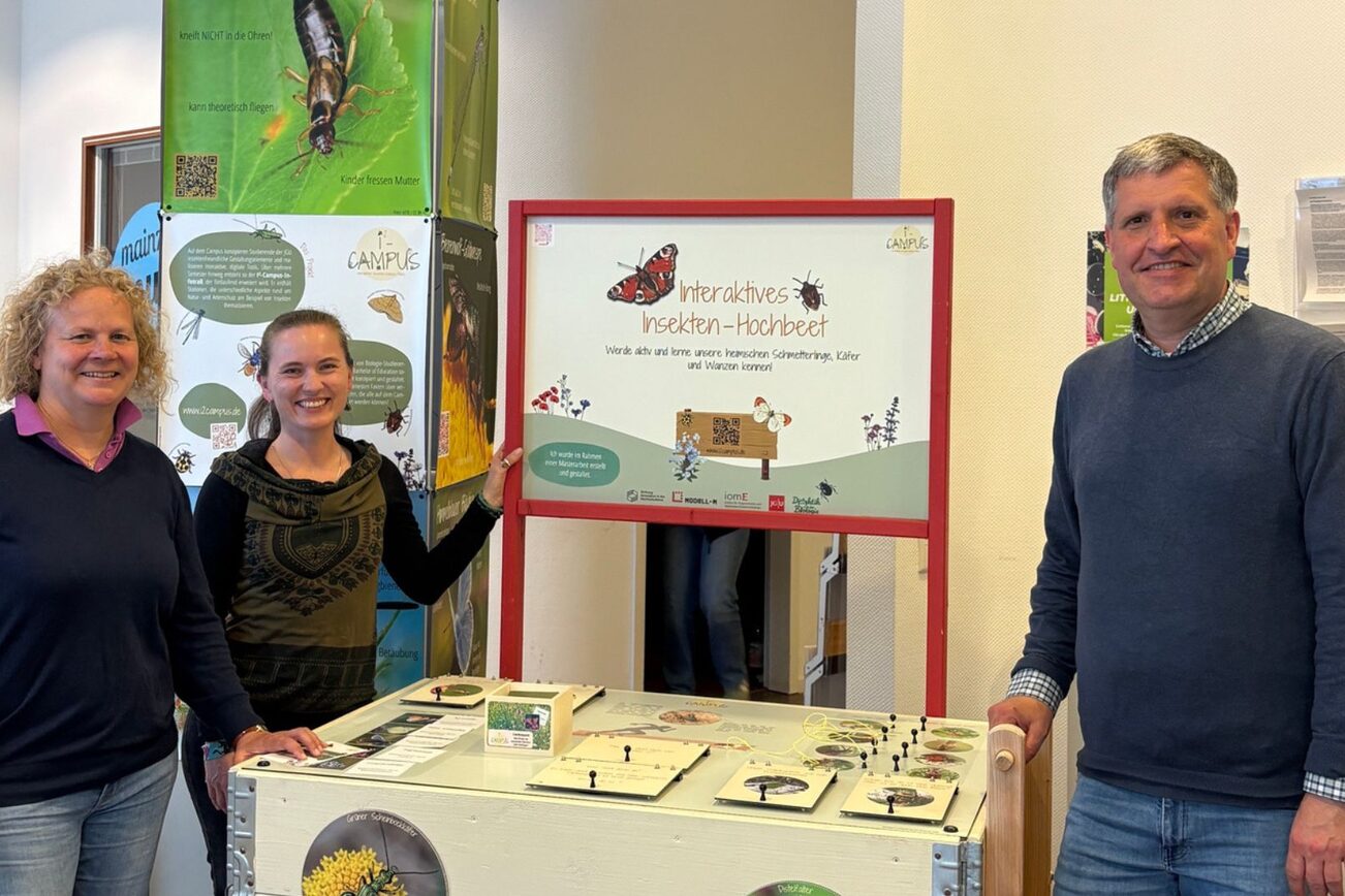 Umweltdezernentin Janina Steinkrüger, Laura Aporius, wissenschaftliche Mitarbeiterin der AG Didaktik und Daniel Dreesmann, Leiter der AG Didaktik der Biologie haben heute die interaktive Wanderausstellung eingeweiht.
