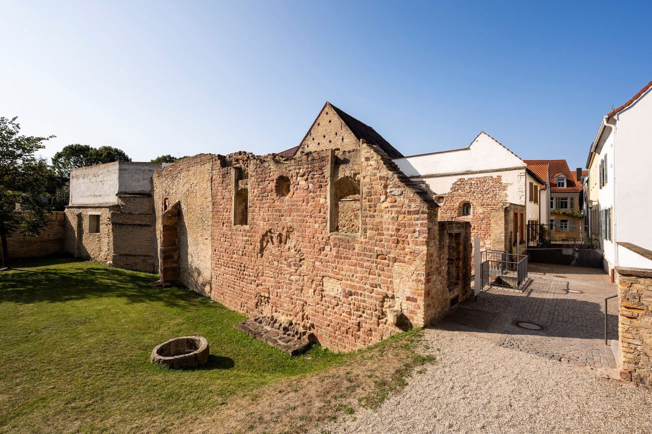 Ruined walls of the Speyer synagogue "Judenhof"