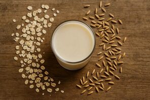 Glas mit Haferdrink, daneben Haferflocken und -körner &copy; pixabay (#9872391, NutriScanApp)