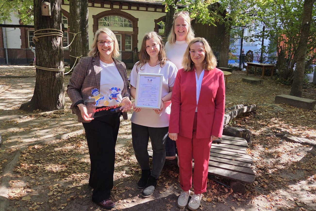 da sinistra a destra: Jutta Heim (Rheinhessen Turnerbund e.V.), Elisavetha Schmick (educatrice dell’asilo nido Feldbergplatz con formazione specialistica nell’ambito della “promozione dello sviluppo attraverso il movimento”), Meike Obermeier (direttrice dell’asilo nido Feldbergplatz), Jana Schmöller (Assessore ai servizi sociali, all’infanzia, alla gioventù e alla salute della città di Magonza)