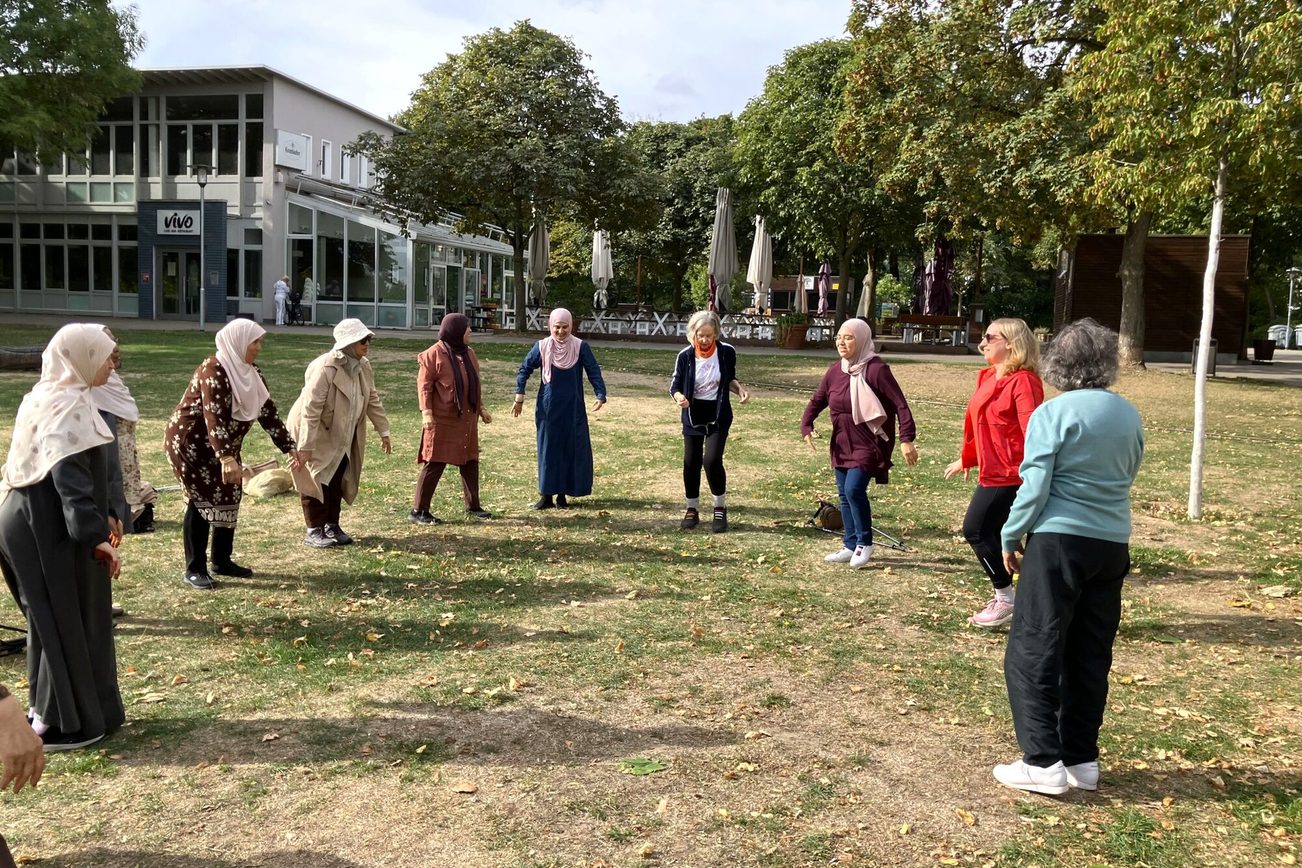 Warm-up exercises for the intercultural running group for senior women