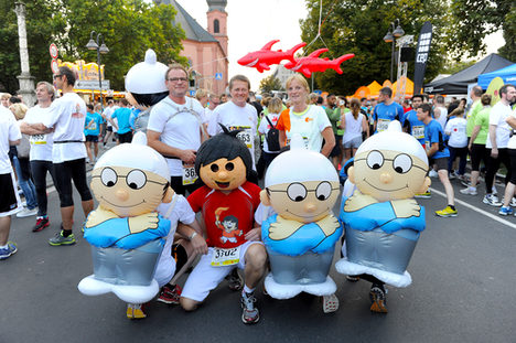 Läuferinnen und Läufer in Mainzelmännchen-Kostümen